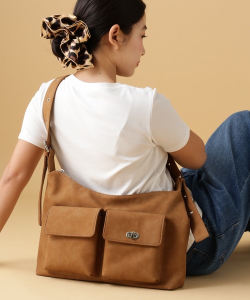 tiny tiny（ティニーティニー）の「ハトメWポケットショルダーバッグ[tiny tiny(ティニーティニー)]（ショルダーバッグ・レディース・ブラック/ブラウン/ダークブラウン/キャメル/アイボリー・FREE）」の5枚目の写真