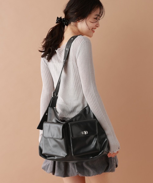 tiny tiny（ティニーティニー）の「ハトメWポケットショルダーバッグ[tiny tiny(ティニーティニー)]（ショルダーバッグ・レディース・ブラック/ブラウン/ダークブラウン/キャメル/アイボリー・FREE）」の2枚目の写真