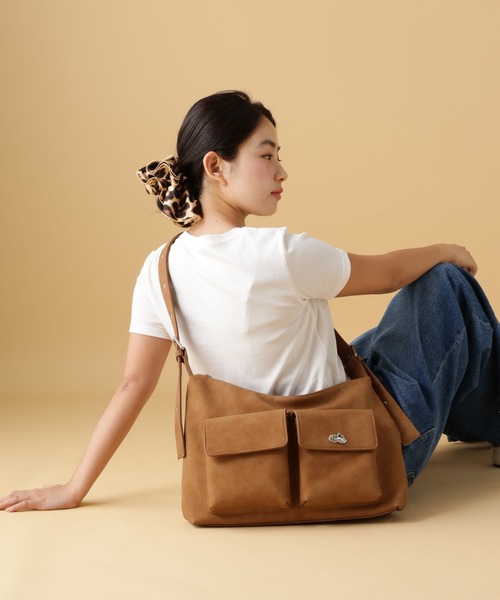 tiny tiny（ティニーティニー）の「ハトメWポケットショルダーバッグ[tiny tiny(ティニーティニー)]（ショルダーバッグ・レディース・ブラック/ブラウン/ダークブラウン/キャメル/アイボリー・FREE）」の13枚目の写真