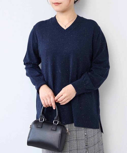 fleur by mint breeze(フルールバイミントブリーズ)の「【L~5L 大きいサイズ】ラメニットVネックサイドスリットプルオーバー(ニット/セーター・レディース・オレンジ/ネイビー/ライトグレー・LL/3L/4L/5L)」の2枚目の写真