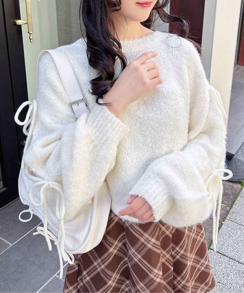 INGNI(イング)の「袖スリットリボンブークレニット(ニット/セーター・レディース・ピンク/グレー/アイボリー・M)」の4枚目の写真