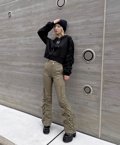 ENVYM(アンビー)の「サイドポケットギャザーフレアパンツ(デニムパンツ・レディース・カーキ/ブラック・FREE)」の9枚目の写真