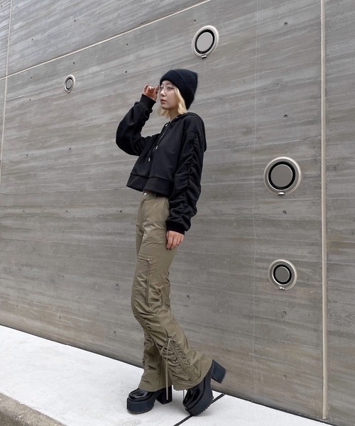 ENVYM(アンビー)の「サイドポケットギャザーフレアパンツ(デニムパンツ・レディース・カーキ/ブラック・FREE)」の12枚目の写真