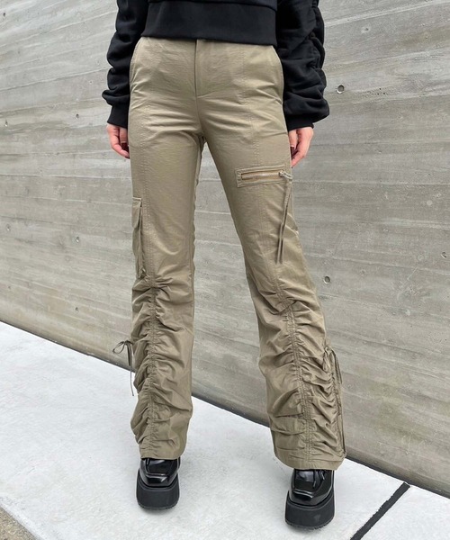 ENVYM(アンビー)の「サイドポケットギャザーフレアパンツ(デニムパンツ・レディース・カーキ/ブラック・FREE)」の3枚目の写真