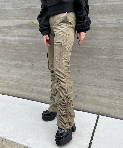 ENVYM(アンビー)の「サイドポケットギャザーフレアパンツ(デニムパンツ・レディース・カーキ/ブラック・FREE)」の5枚目の写真