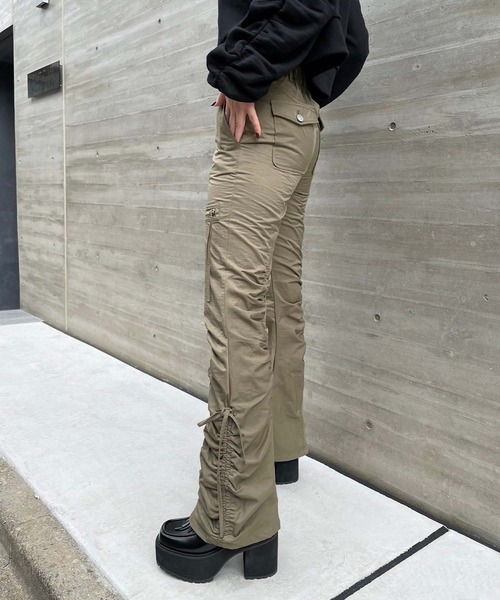 ENVYM(アンビー)の「サイドポケットギャザーフレアパンツ(デニムパンツ・レディース・カーキ/ブラック・FREE)」の6枚目の写真