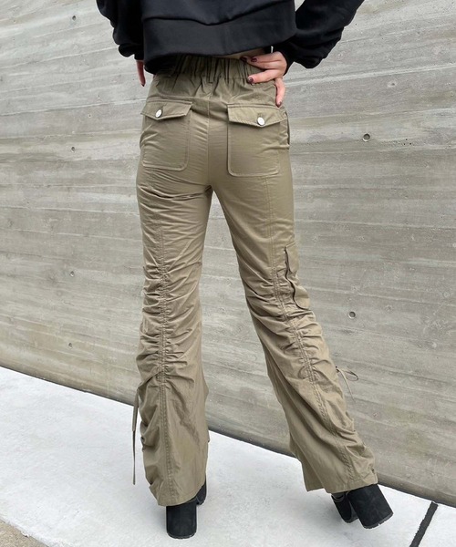 ENVYM(アンビー)の「サイドポケットギャザーフレアパンツ(デニムパンツ・レディース・カーキ/ブラック・FREE)」の8枚目の写真