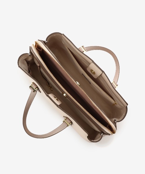 & chouette(アンドシュエット)の「バイカラーA4トートバッグ《仕事・通勤・通学》(トートバッグ・レディース・ベージュ/ブラック・FREE)」の4枚目の写真