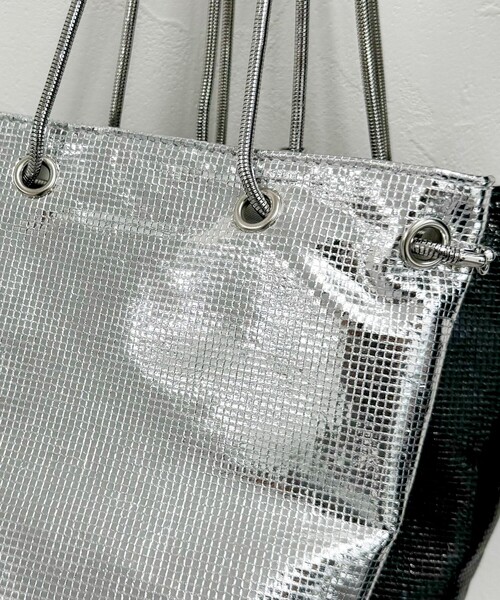 fredy emue（フレディエミュ）の「メタルフィルムミニバッグ（ハンドバッグ・レディース・ブラック/シルバー・FREE）」の5枚目の写真