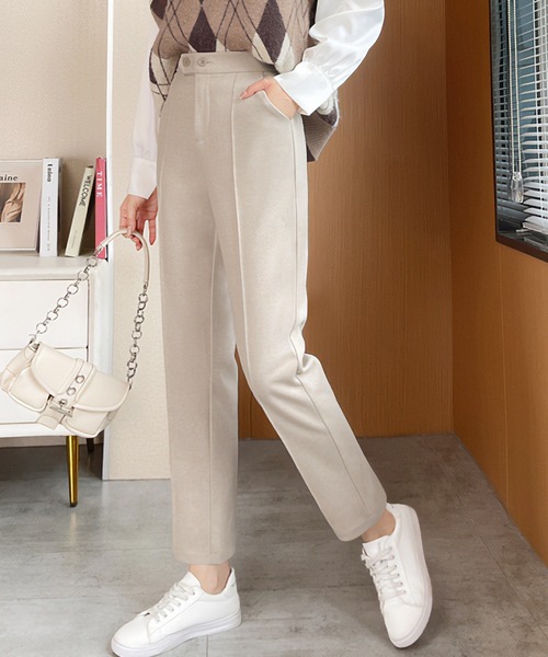 LOWO(ロワ)の「ピンタックテーパードパンツ(その他パンツ・レディース・ベージュ/ブラック・M/S/2L/L)」の4枚目の写真