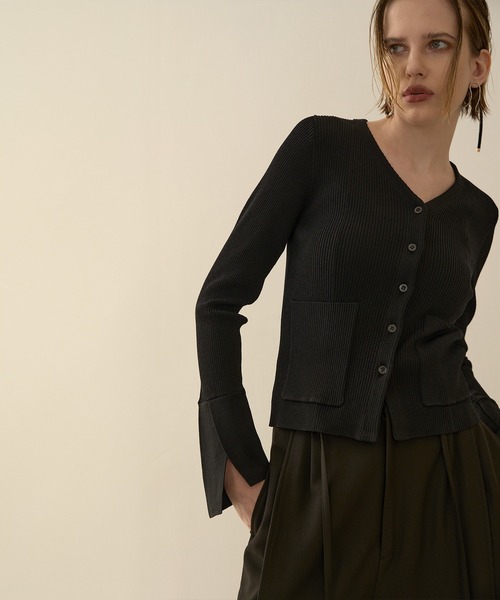 MIELI INVARIANT(ミエリインヴァリアント)の「Petal Cuffs Cardigan Tops(ニット/セーター・レディース・ブラウン/ネイビー/ブラック・FREE)」の2枚目の写真