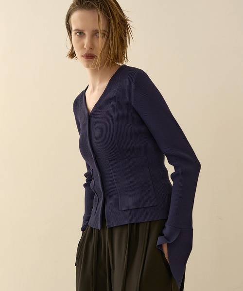 MIELI INVARIANT(ミエリインヴァリアント)の「Petal Cuffs Cardigan Tops(ニット/セーター・レディース・ブラウン/ネイビー/ブラック・FREE)」の4枚目の写真