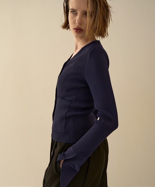 MIELI INVARIANT(ミエリインヴァリアント)の「Petal Cuffs Cardigan Tops(ニット/セーター・レディース・ブラウン/ネイビー/ブラック・FREE)」の5枚目の写真