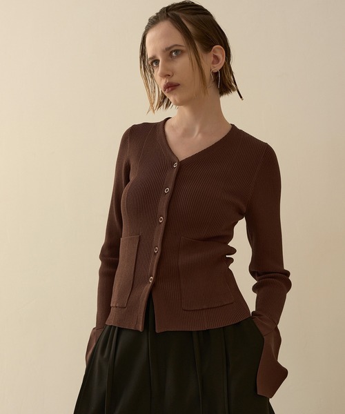 MIELI INVARIANT(ミエリインヴァリアント)の「Petal Cuffs Cardigan Tops(ニット/セーター・レディース・ブラウン/ネイビー/ブラック・FREE)」の12枚目の写真