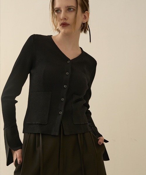 MIELI INVARIANT(ミエリインヴァリアント)の「Petal Cuffs Cardigan Tops(ニット/セーター・レディース・ブラウン/ネイビー/ブラック・FREE)」の19枚目の写真