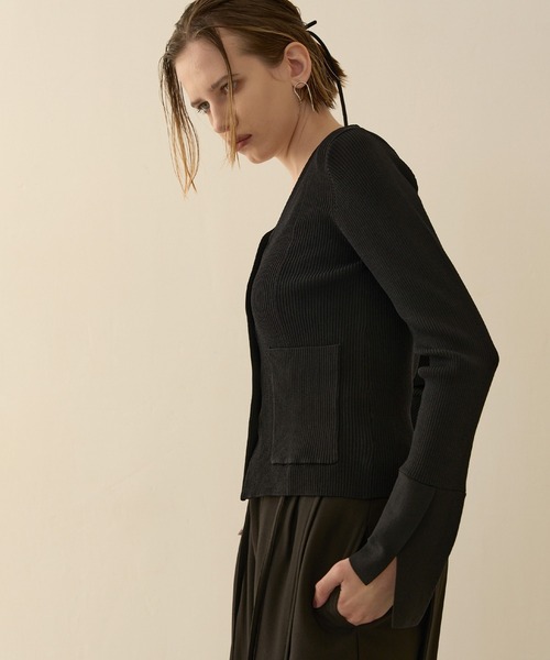 MIELI INVARIANT(ミエリインヴァリアント)の「Petal Cuffs Cardigan Tops(ニット/セーター・レディース・ブラウン/ネイビー/ブラック・FREE)」の20枚目の写真