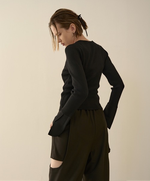 MIELI INVARIANT(ミエリインヴァリアント)の「Petal Cuffs Cardigan Tops(ニット/セーター・レディース・ブラウン/ネイビー/ブラック・FREE)」の21枚目の写真