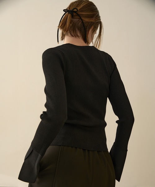 MIELI INVARIANT(ミエリインヴァリアント)の「Petal Cuffs Cardigan Tops(ニット/セーター・レディース・ブラウン/ネイビー/ブラック・FREE)」の22枚目の写真