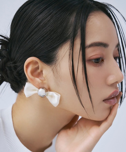EIMY ISTOIRE(エイミーイストワール)の「リボンピアス(ピアス(両耳用)・レディース・アイボリー/ブラック・F)」の2枚目の写真