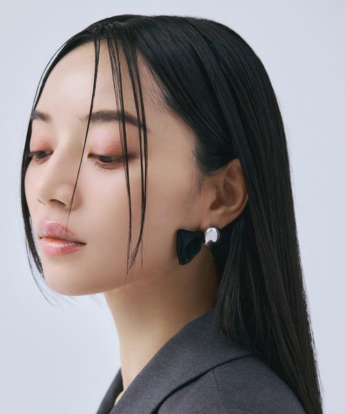 EIMY ISTOIRE(エイミーイストワール)の「リボンピアス(ピアス(両耳用)・レディース・アイボリー/ブラック・F)」の3枚目の写真