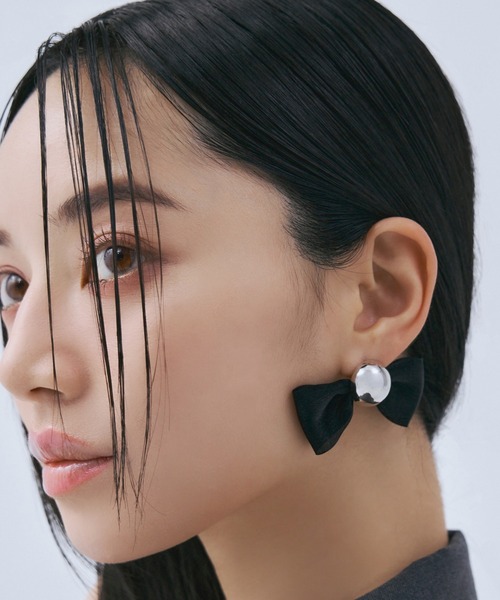 EIMY ISTOIRE(エイミーイストワール)の「リボンピアス(ピアス(両耳用)・レディース・アイボリー/ブラック・F)」の4枚目の写真