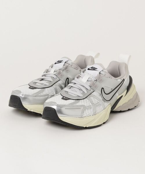 NIKE(ナイキ)の「(NIKE)V2K RUN(スニーカー・レディース・ホワイト/ピンク・23.0cm/24.0cm/25.0cm)」の2枚目の写真