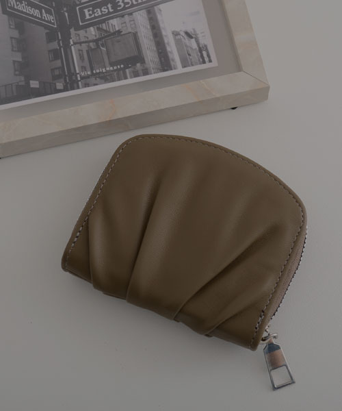 TONE SELECT GOODS(トーンセレクトグッズ)の「【resonance】合皮 ギャザーデザイン シンプル ミニウォレット/コインケース【7色展開】(コインケース・レディース・ブラウン/ダークブラウン/アッシュブラウン/アイボリー/ブラック/オリーブ/ピンクベージュ・FREE)」の4枚目の写真