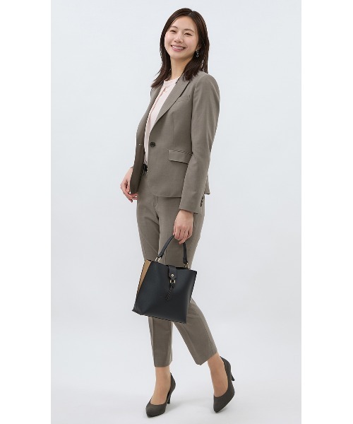 AOYAMA（アオヤマ）の「【美シルエットを追求◇ジャケット】自宅で洗える！着やせ見え◎テーラードジャケット｜超ストレッチ/UVカット/防シワ/消臭｜セットアップ着用可｜（スーツジャケット・レディース・グレイッシュベージュ・11号/9号/13号/5号/17号/7号/15号）」の7枚目の写真