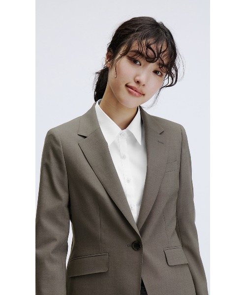AOYAMA（アオヤマ）の「【美シルエットを追求◇ジャケット】自宅で洗える！着やせ見え◎テーラードジャケット｜超ストレッチ/UVカット/防シワ/消臭｜セットアップ着用可｜（スーツジャケット・レディース・グレイッシュベージュ・11号/9号/13号/5号/17号/7号/15号）」の4枚目の写真