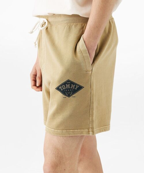 tommy jeans(トミー ジーンズ)の「レギュラーバーシティグラフィックショートパンツ(その他パンツ・メンズ・ネイビー/ベージュ/ピンク・LARGE/SMALL/MEDIUM/X-LARGE)」の5枚目の写真