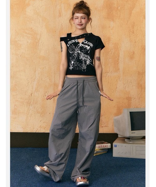tシャツ A'GEM/9 × .kom 「.KOM/ドットケーオーエム」 ショルダーストラッププリントTEE レディース A'GEM/9 × .kom 『.KOM/ドットケーオーエム』 ショルダー