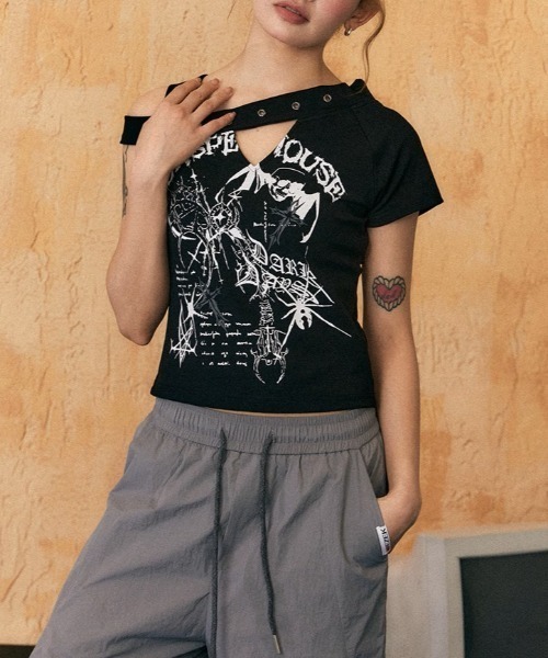 tシャツ A'GEM/9 × .kom 「.KOM/ドットケーオーエム」 ショルダーストラッププリントTEE レディース A'GEM/9 × .kom 『.KOM/ドットケーオーエム』 ショルダー