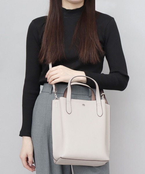 Legato Largo（レガートラルゴ）の「かるいかばん レザー調 2WAY ショルダー トートバッグ A5収納対応（ビジネスバッグ・レディース・ブラック/グレイッシュベージュ/ライトグレー・FREE）」の2枚目の写真