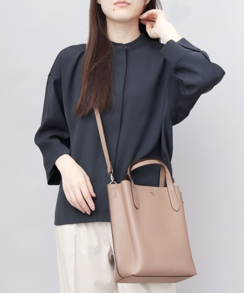 Legato Largo（レガートラルゴ）の「かるいかばん レザー調 2WAY ショルダー トートバッグ A5収納対応（ビジネスバッグ・レディース・ブラック/グレイッシュベージュ/ライトグレー・FREE）」の9枚目の写真