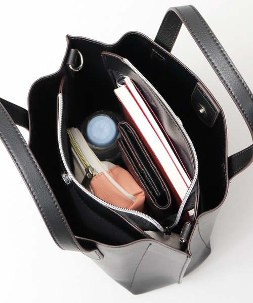 Legato Largo（レガートラルゴ）の「かるいかばん レザー調 2WAY ショルダー トートバッグ A5収納対応（ビジネスバッグ・レディース・ブラック/グレイッシュベージュ/ライトグレー・FREE）」の13枚目の写真