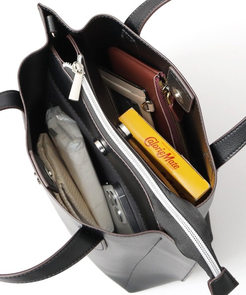 Legato Largo（レガートラルゴ）の「かるいかばん レザー調 2WAY ショルダー トートバッグ A5収納対応（ビジネスバッグ・レディース・ブラック/グレイッシュベージュ/ライトグレー・FREE）」の17枚目の写真