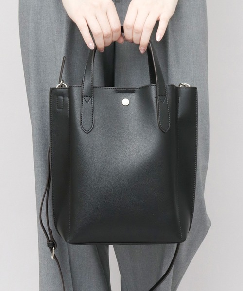 Legato Largo（レガートラルゴ）の「かるいかばん レザー調 2WAY ショルダー トートバッグ A5収納対応（ビジネスバッグ・レディース・ブラック/グレイッシュベージュ/ライトグレー・FREE）」の18枚目の写真