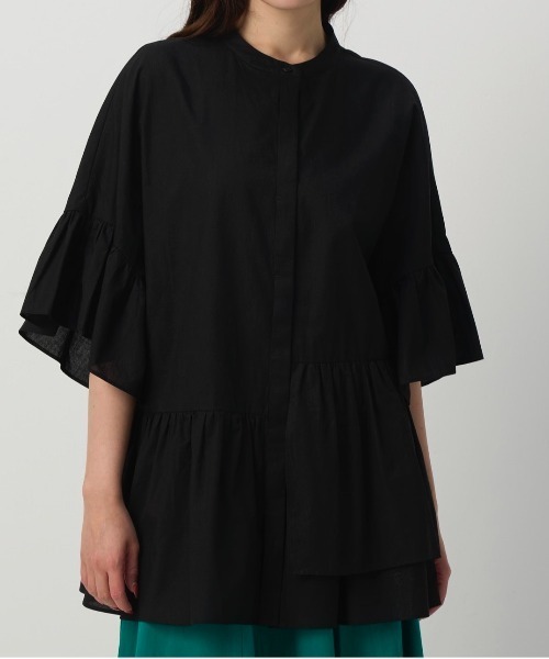 NAUL（ナウル）の「バンドカラーアシンメトリーフリルブラウス　/　シャツ　アシンメトリー　ノーカラー　ウォッシャブル　コットン　五分丈　七分丈　半端丈　綿　春服　夏服　きれいめ　カジュアル　レディース　アウトドア　キャンプ　デート　ホワイト　オフ　白　ブラック　黒　ブルー　ライトブルー　青（シャツ/ブラウス・レディース・ブラック/ライトブルー/オフホワイト・FREE）」の3枚目の写真