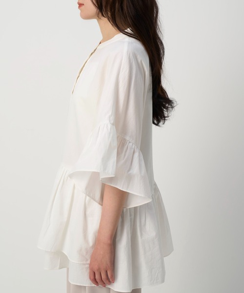 NAUL（ナウル）の「バンドカラーアシンメトリーフリルブラウス　/　シャツ　アシンメトリー　ノーカラー　ウォッシャブル　コットン　五分丈　七分丈　半端丈　綿　春服　夏服　きれいめ　カジュアル　レディース　アウトドア　キャンプ　デート　ホワイト　オフ　白　ブラック　黒　ブルー　ライトブルー　青（シャツ/ブラウス・レディース・ブラック/ライトブルー/オフホワイト・FREE）」の7枚目の写真