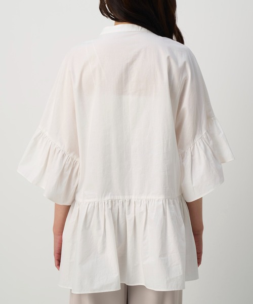 NAUL（ナウル）の「バンドカラーアシンメトリーフリルブラウス　/　シャツ　アシンメトリー　ノーカラー　ウォッシャブル　コットン　五分丈　七分丈　半端丈　綿　春服　夏服　きれいめ　カジュアル　レディース　アウトドア　キャンプ　デート　ホワイト　オフ　白　ブラック　黒　ブルー　ライトブルー　青（シャツ/ブラウス・レディース・ブラック/ライトブルー/オフホワイト・FREE）」の6枚目の写真