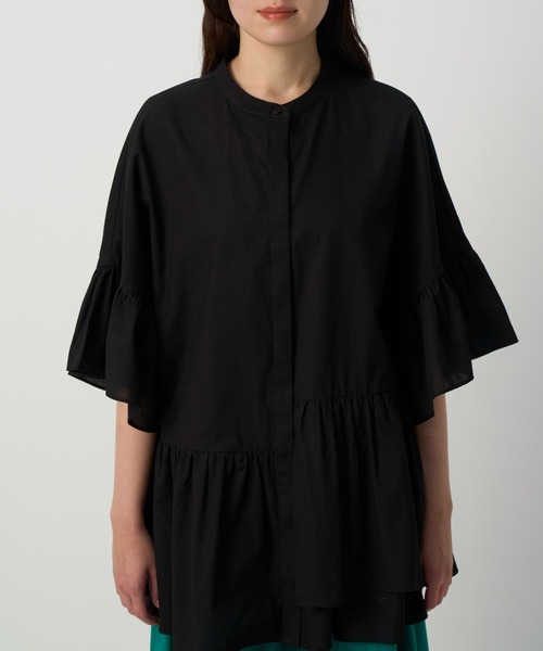 NAUL（ナウル）の「バンドカラーアシンメトリーフリルブラウス　/　シャツ　アシンメトリー　ノーカラー　ウォッシャブル　コットン　五分丈　七分丈　半端丈　綿　春服　夏服　きれいめ　カジュアル　レディース　アウトドア　キャンプ　デート　ホワイト　オフ　白　ブラック　黒　ブルー　ライトブルー　青（シャツ/ブラウス・レディース・ブラック/ライトブルー/オフホワイト・FREE）」の5枚目の写真