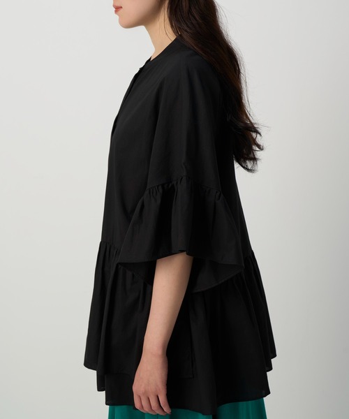 NAUL（ナウル）の「バンドカラーアシンメトリーフリルブラウス　/　シャツ　アシンメトリー　ノーカラー　ウォッシャブル　コットン　五分丈　七分丈　半端丈　綿　春服　夏服　きれいめ　カジュアル　レディース　アウトドア　キャンプ　デート　ホワイト　オフ　白　ブラック　黒　ブルー　ライトブルー　青（シャツ/ブラウス・レディース・ブラック/ライトブルー/オフホワイト・FREE）」の4枚目の写真