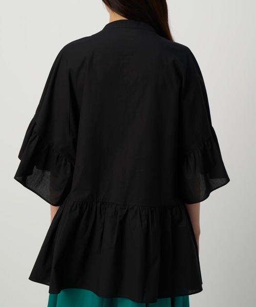 NAUL（ナウル）の「バンドカラーアシンメトリーフリルブラウス　/　シャツ　アシンメトリー　ノーカラー　ウォッシャブル　コットン　五分丈　七分丈　半端丈　綿　春服　夏服　きれいめ　カジュアル　レディース　アウトドア　キャンプ　デート　ホワイト　オフ　白　ブラック　黒　ブルー　ライトブルー　青（シャツ/ブラウス・レディース・ブラック/ライトブルー/オフホワイト・FREE）」の18枚目の写真
