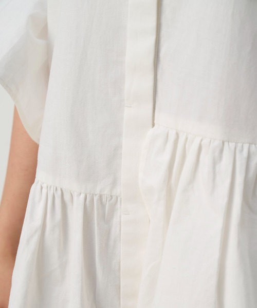 NAUL（ナウル）の「バンドカラーアシンメトリーフリルブラウス　/　シャツ　アシンメトリー　ノーカラー　ウォッシャブル　コットン　五分丈　七分丈　半端丈　綿　春服　夏服　きれいめ　カジュアル　レディース　アウトドア　キャンプ　デート　ホワイト　オフ　白　ブラック　黒　ブルー　ライトブルー　青（シャツ/ブラウス・レディース・ブラック/ライトブルー/オフホワイト・FREE）」の14枚目の写真