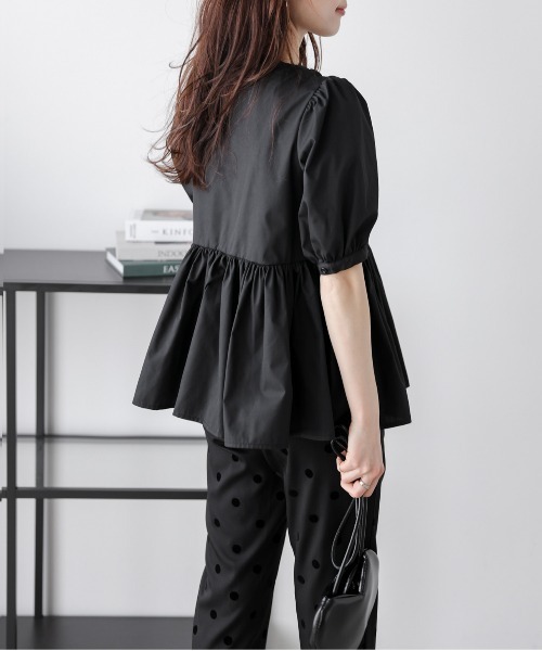 AMELY(エミリー)の「ギャザーペプラムブラウス(シャツ/ブラウス・レディース・ブルー/ブラック/ホワイト・フリー)」の11枚目の写真