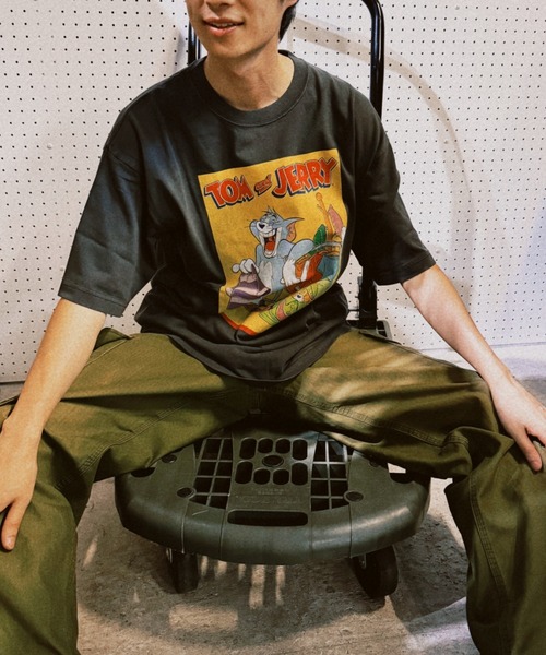 Tom&Jerry(トムアンドジェリー)の「【Tom&Jerry/トムとジェリー】""Memorable Scene YELLOW"" T-Shirt"半袖プリントTシャツ ビックシルエット ピグメント加工 ヴィンテージライク(Tシャツ/カットソー・メンズ・ホワイト/チャコールグレー・MEDIUM/LARGE/X-LARGE)」の7枚目の写真