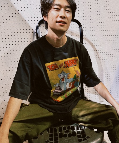 Tom&Jerry(トムアンドジェリー)の「【Tom&Jerry/トムとジェリー】""Memorable Scene YELLOW"" T-Shirt"半袖プリントTシャツ ビックシルエット ピグメント加工 ヴィンテージライク(Tシャツ/カットソー・メンズ・ホワイト/チャコールグレー・MEDIUM/LARGE/X-LARGE)」の11枚目の写真