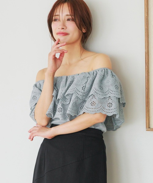 mysty woman(ミスティウーマン)の「2WAYスカラップ刺繍プルオーバー 497902(Tシャツ/カットソー・レディース・オフホワイト/グレイッシュブルー/ブラック・FREE)」の3枚目の写真