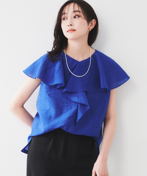 UNTITLED（アンタイトル）の「【きれいめ/洗える/フリル】ラッフルシアーブラウス（シャツ/ブラウス・レディース・ブルー系その他/チャコールグレー/ブラック/オフホワイト・02/00/04/44/48/50）」の4枚目の写真