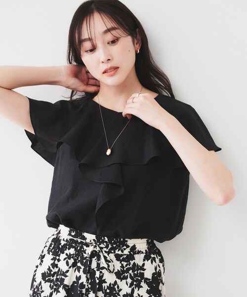 UNTITLED（アンタイトル）の「【きれいめ/洗える/フリル】ラッフルシアーブラウス（シャツ/ブラウス・レディース・ブルー系その他/チャコールグレー/ブラック/オフホワイト・02/00/04/44/48/50）」の3枚目の写真